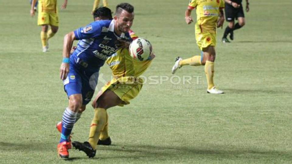 Spasojevic berusah melewati pemain Sriwijaya.